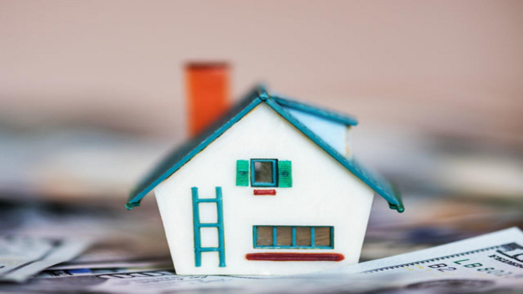 Graphic illustrating effective tenant screening and regular maintenance for higher ROI.